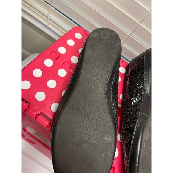 UGG black slip on shoes - Picture 4 of 10